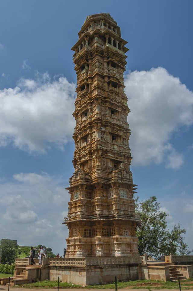 26 - India - Chittorgarh - fuerte de Chittorgarh - torre Vijaya Stambha o torre de la Victoria